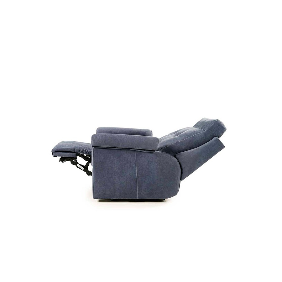 Sillón con estructura de madera y tapizado en tela