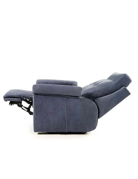 Sillón con estructura de madera y tapizado en tela