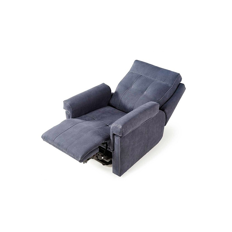 Modelo de sillón Bego con brazos curvos y detalles cosidos