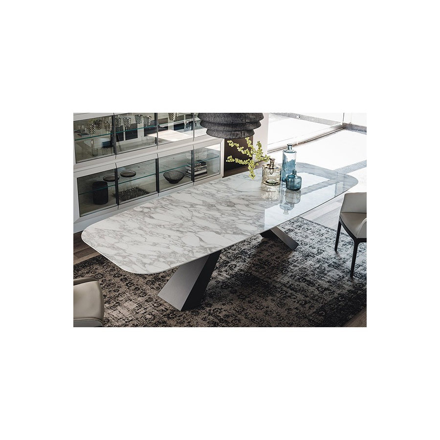 Mesa con tapa cerámica y estructura de acero
