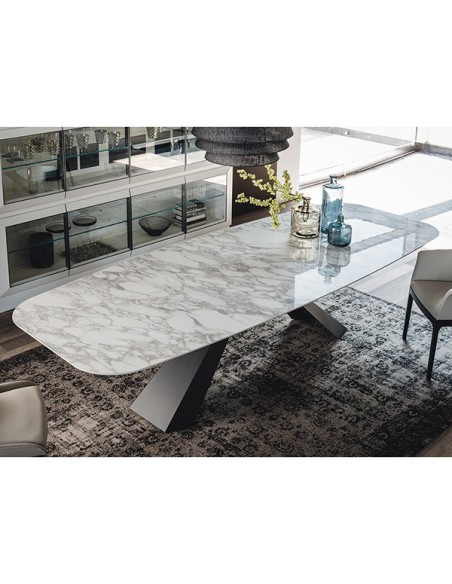Mesa con tapa cerámica y estructura de acero