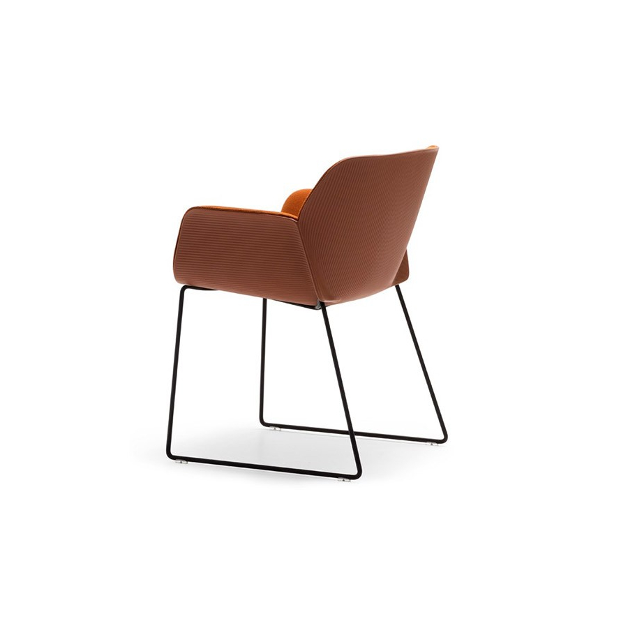 Silla de comedor con carcasa en termopolímero disponible a fabricar en diferentes tonalidades