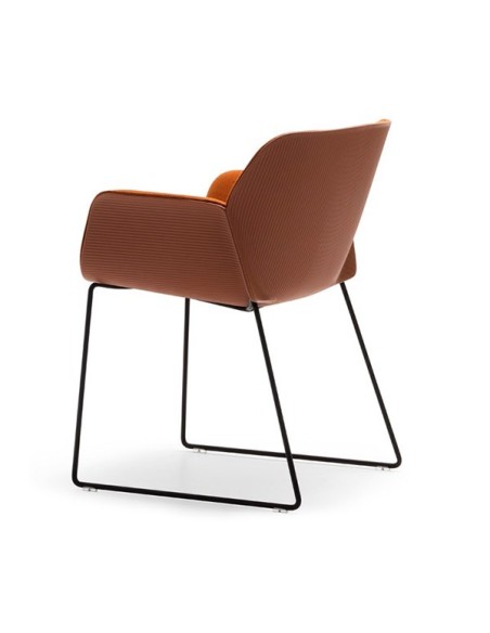 Silla de comedor con carcasa en termopolímero disponible a fabricar en diferentes tonalidades