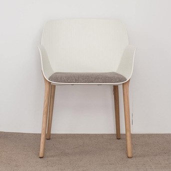 Silla de polipropileno fabricada con termo polímero reciclado 2