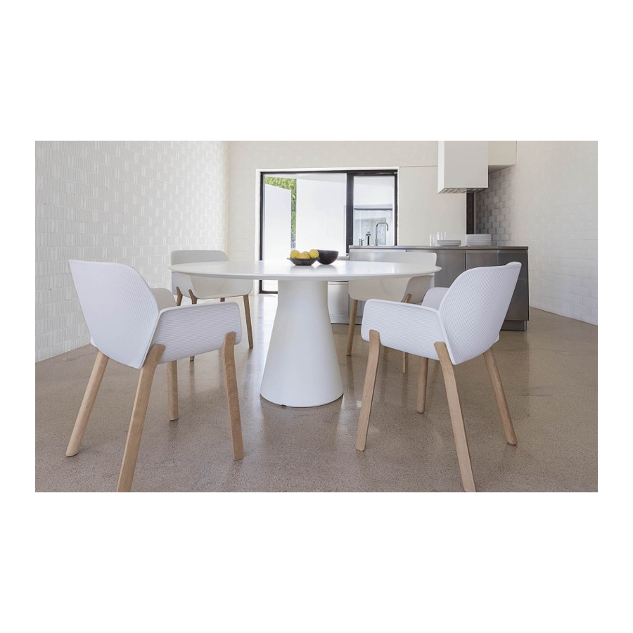 Silla de comedor con estructura de madera maciza de fresno y carcasa de termopolímero