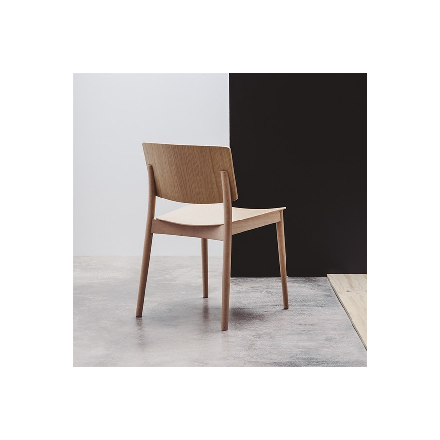 Silla fabricada en madera maciza y disponible a lacar en diferentes tonalidades