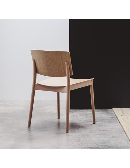 Silla fabricada en madera maciza y disponible a lacar en diferentes tonalidades