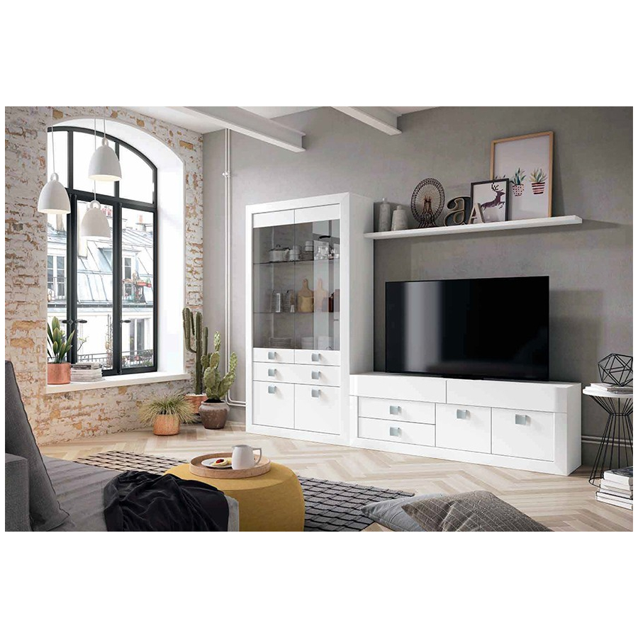 Salón Neva 622, con vitrina de dos puertas altas, mueble tv y estante de pared