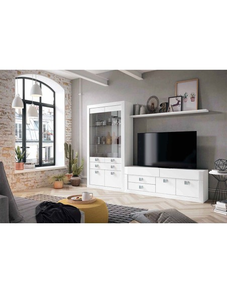 Salón Neva 622, con vitrina de dos puertas altas, mueble tv y estante de pared