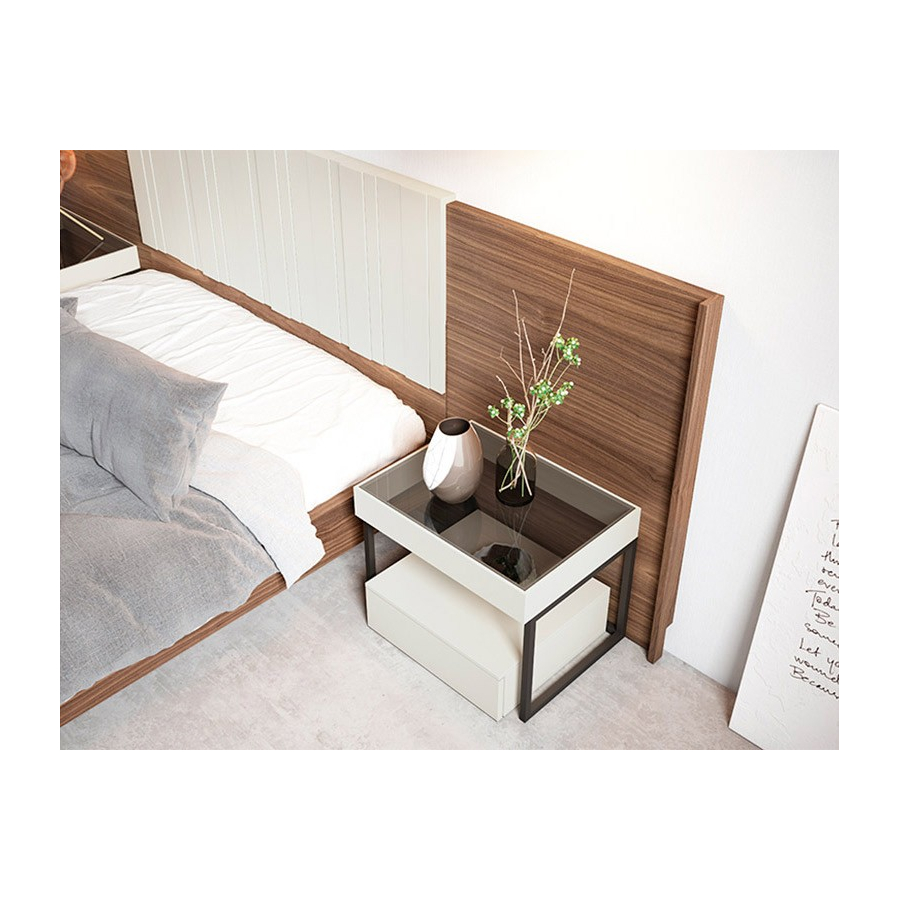 Detalle mesita dormitorio Legan 126