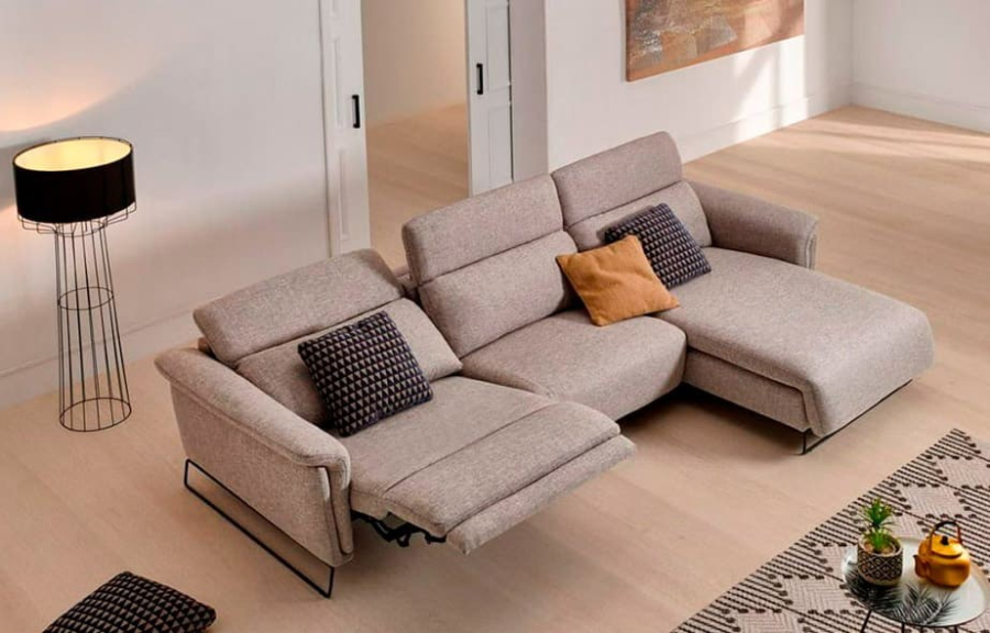 Chaiselongue relax Ashley con patas en acabado metálico.