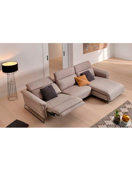 Chaiselongue relax Ashley con patas en acabado metálico.