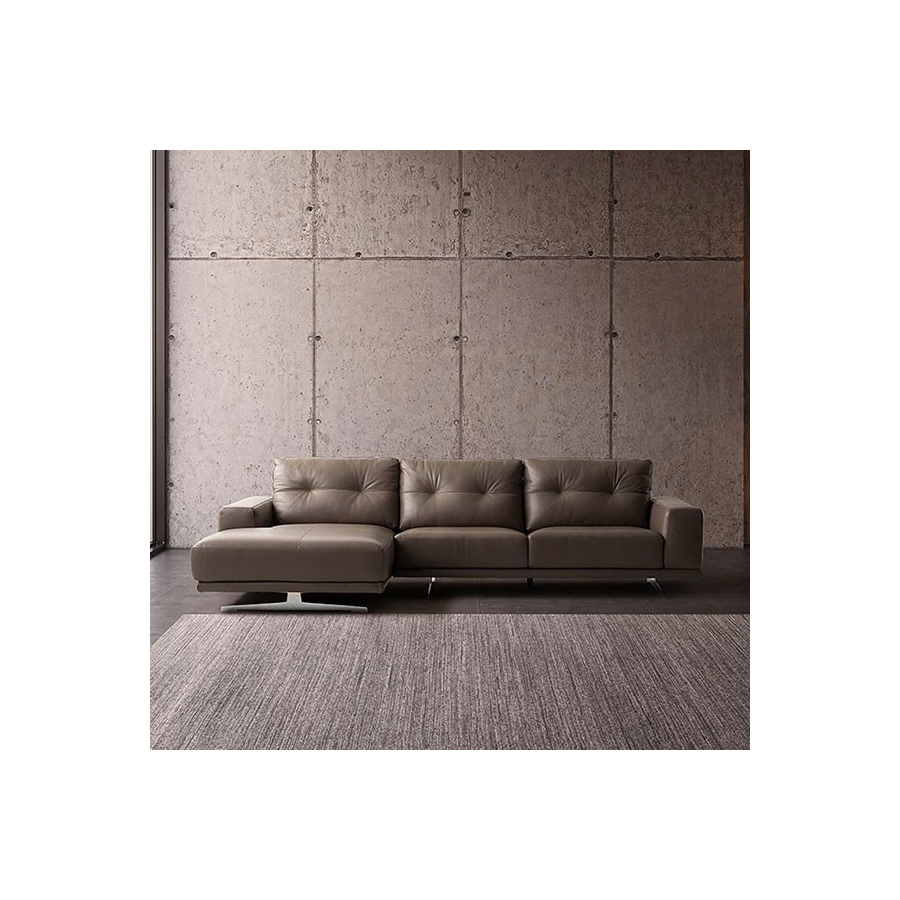 Chaiselongue Claudio diseñada por Polo Divani con estructura en madera.