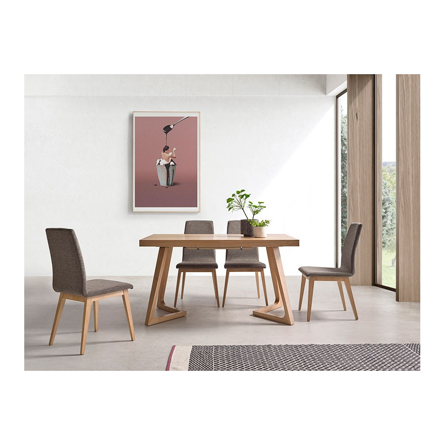 Silla de comedor con estructura de madera y asiento tapizado