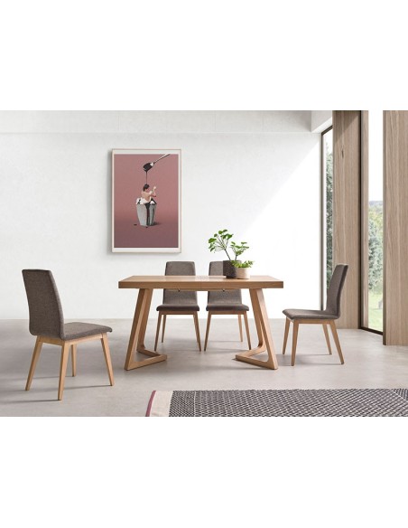 Silla de comedor con estructura de madera y asiento tapizado