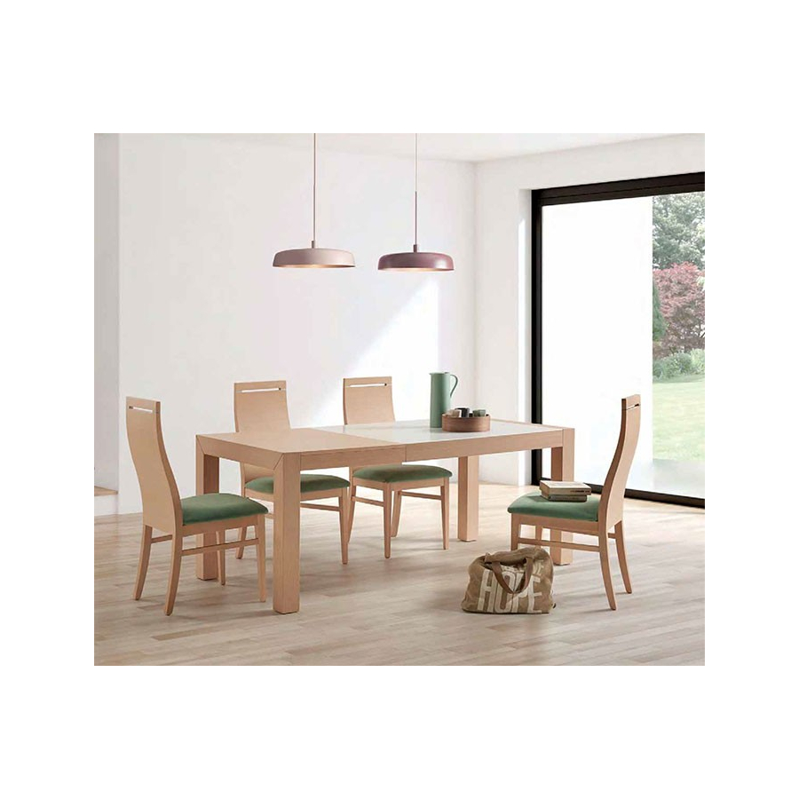 Silla con estructura de madera y asiento tapizado