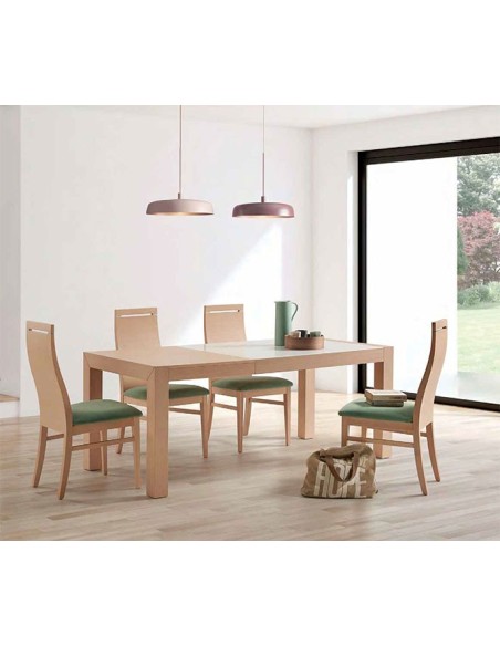 Silla con estructura de madera y asiento tapizado