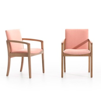 Silla 302 con estructura de madera y asiento tapizado