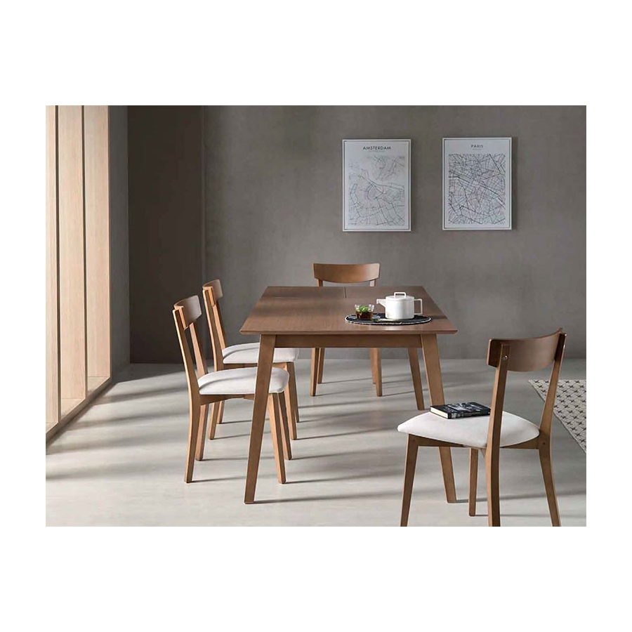 Silla de comedor con estructura de madera y tapizada en tela