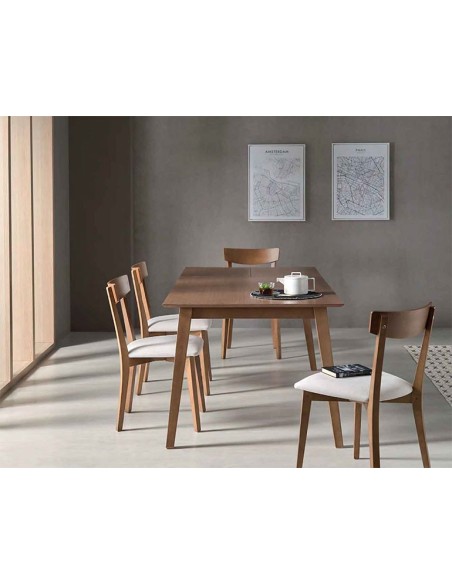 Silla de comedor con estructura de madera y tapizada en tela