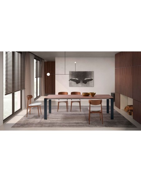 Mesa modelo extensible en metal texturizado negro y chapa de nogal