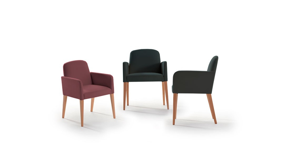 Silla Casia tapizada en  tela y con pies de madera