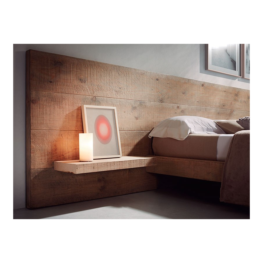 Dormitorio de madera maciza con estantes, bancada y cabezal