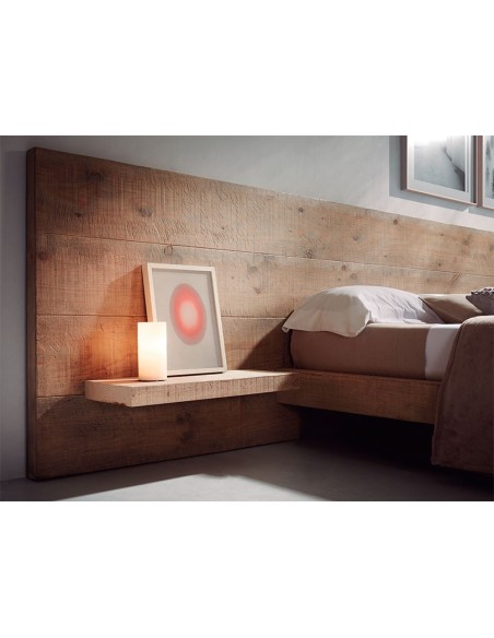 Dormitorio de madera maciza con estantes, bancada y cabezal