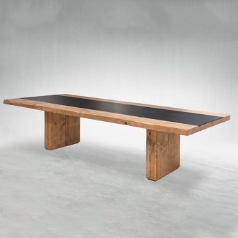 Mesa Margot fabricada en madera amciza y con detalle central en porcelánico