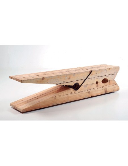 Pinza fabricada en madera maciza y disponible en varios tonos