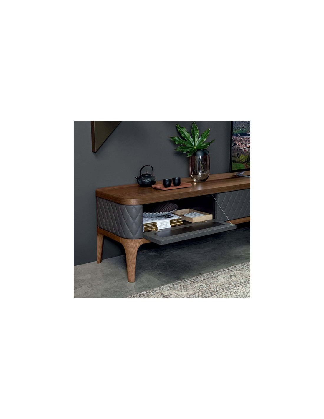 Mueble de televisión Tiffany de Tonin Casa con estructura nogal y recubrimiento piel gris