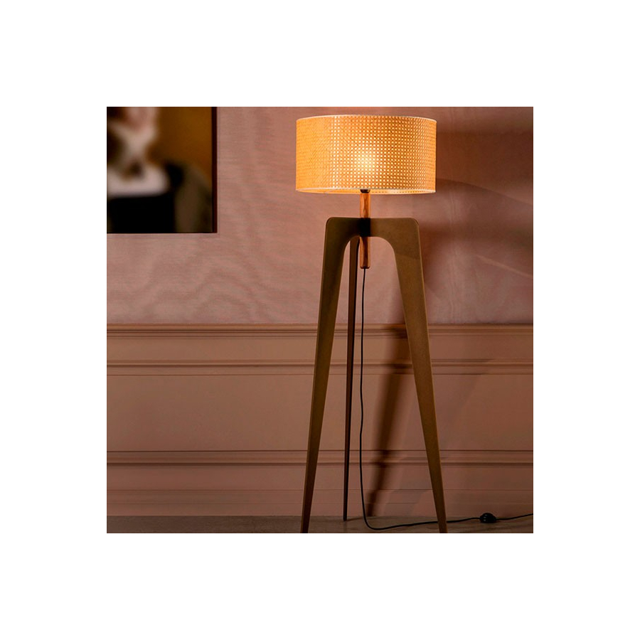 Modelo con estructura de bronce y pantalla de ratán