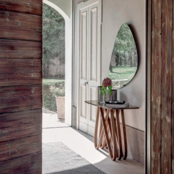 Consola Arpa de Tonin Casa, con patas de madera curvadas y tapa de gres porcelánico 2