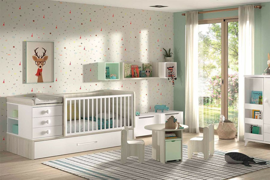 Dormitorio infantil con cuna convertible y zona de juego