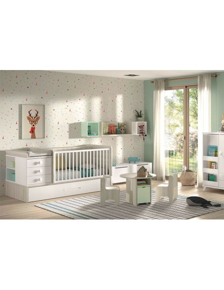 Dormitorio infantil con cuna convertible y zona de juego