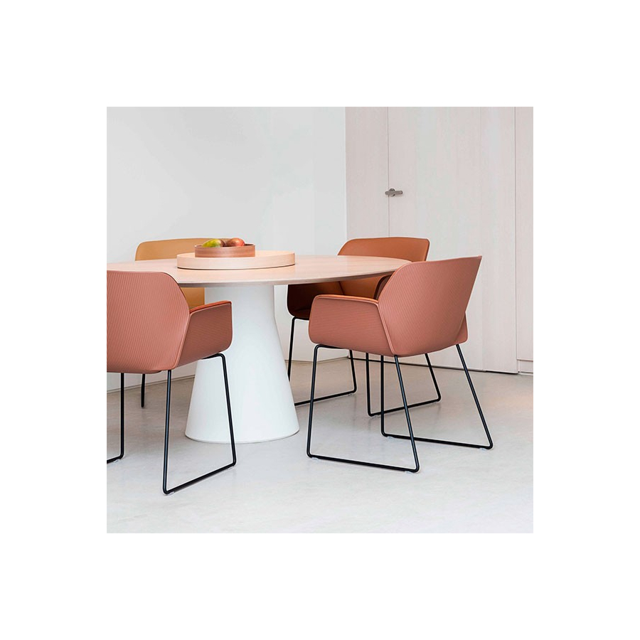 Silla Nuez con estructura metálica y carcasa de termopolímero junto con mesa Reverse
