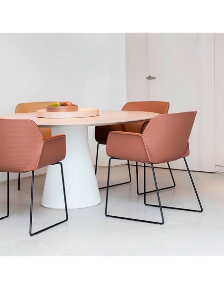 Silla Nuez con estructura metálica y carcasa de termopolímero junto con mesa Reverse