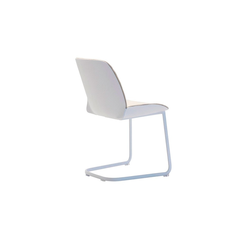 Silla modelo Nuez con pata en voladizo de aluminio