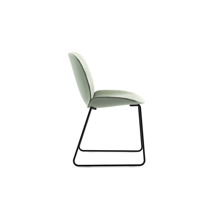 Modelo de silla con patas de acero versión patín en Muebles Lara