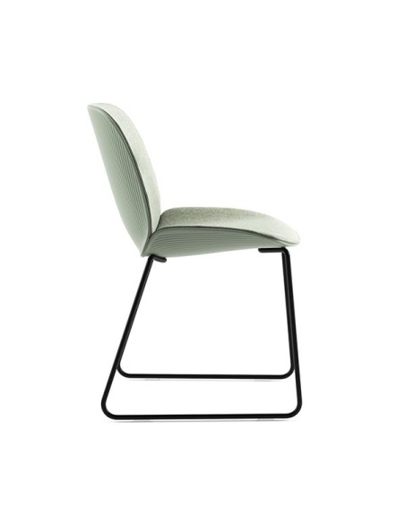 Modelo de silla con patas de acero versión patín en Muebles Lara