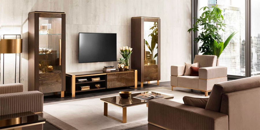 Composición de salón Essenza, de Arredoclassic, con mueble de televisión y dos vitrinas altas de una puerta