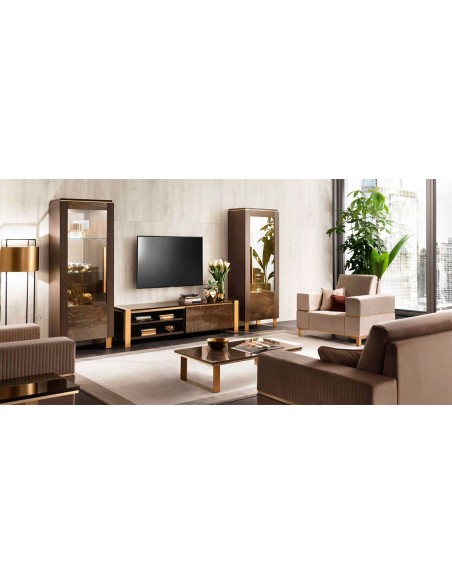 Composición de salón Essenza, de Arredoclassic, con mueble de televisión y dos vitrinas altas de una puerta