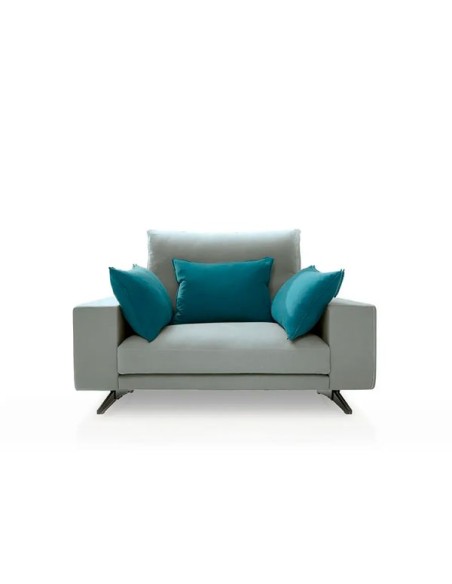 Sillón Arcos de Torresol con patas metálicas, tapizado en color gris y cojines azul turquesa.