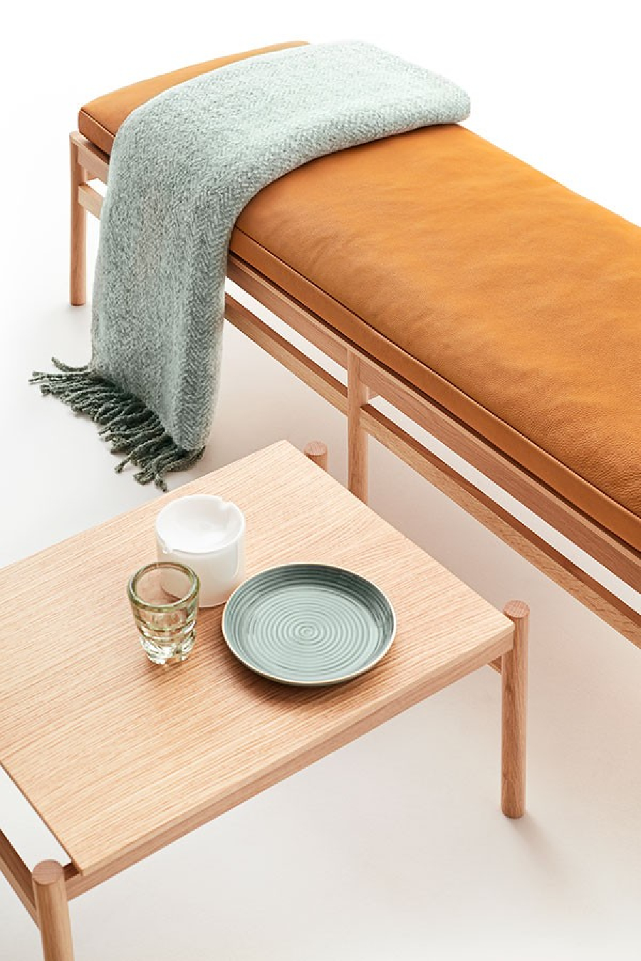 Butaca BUD con estructura maciza y asiento acolchado
