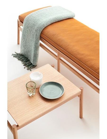Butaca BUD con estructura maciza y asiento acolchado