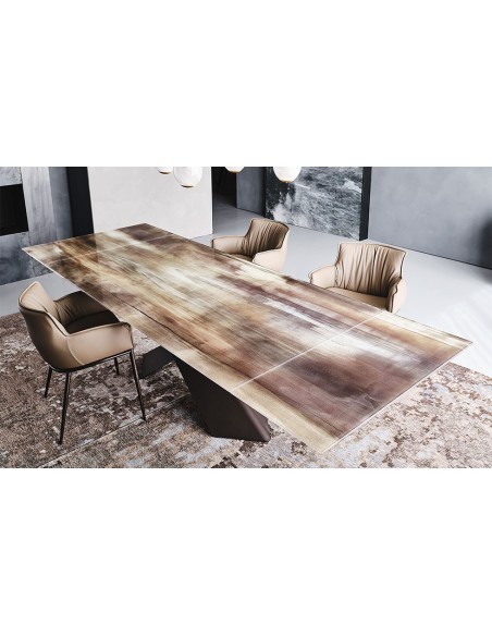 Mesa de diseño italiano con tapa de vidrio dibujada
