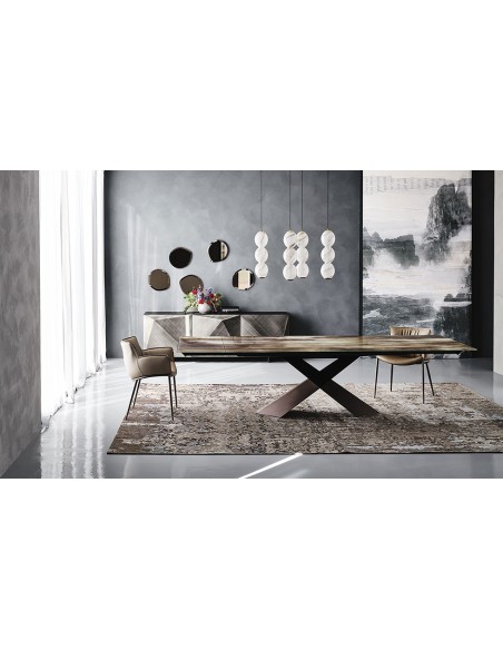 Mesa con estructura de acero gofrado barnizado en Muebles Lara