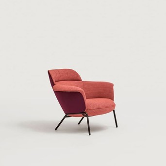 Butaca Ulis con estructura de metal disponible en Muebles Lara