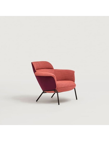 Butaca Ulis con estructura de metal disponible en Muebles Lara