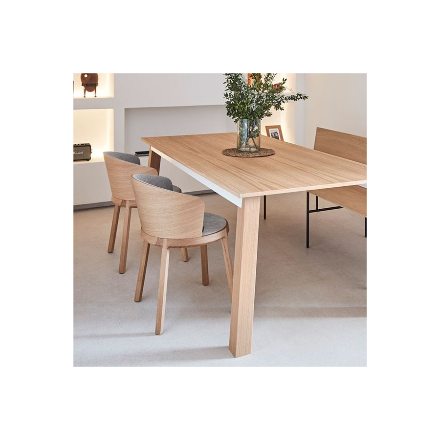 Silla fabricada con madera maciza y contrachapado